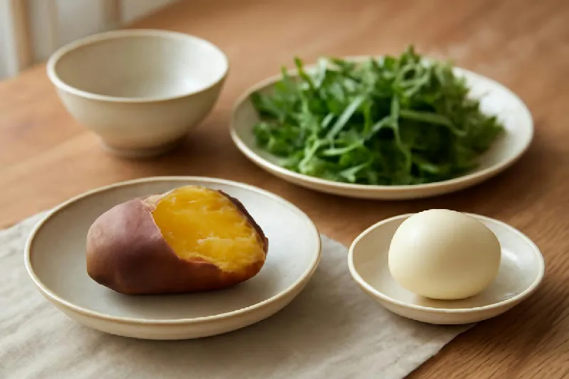 Bữa sáng với khoai lang luộc, trứng luộc và đĩa rau