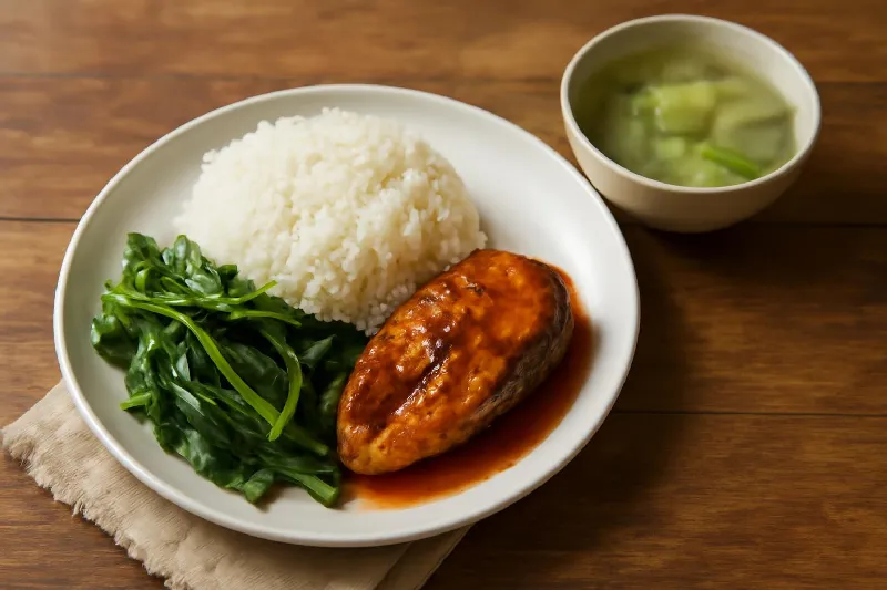 Bữa trưa cơm cá kho canh rau luộc cho mẹ sau sinh